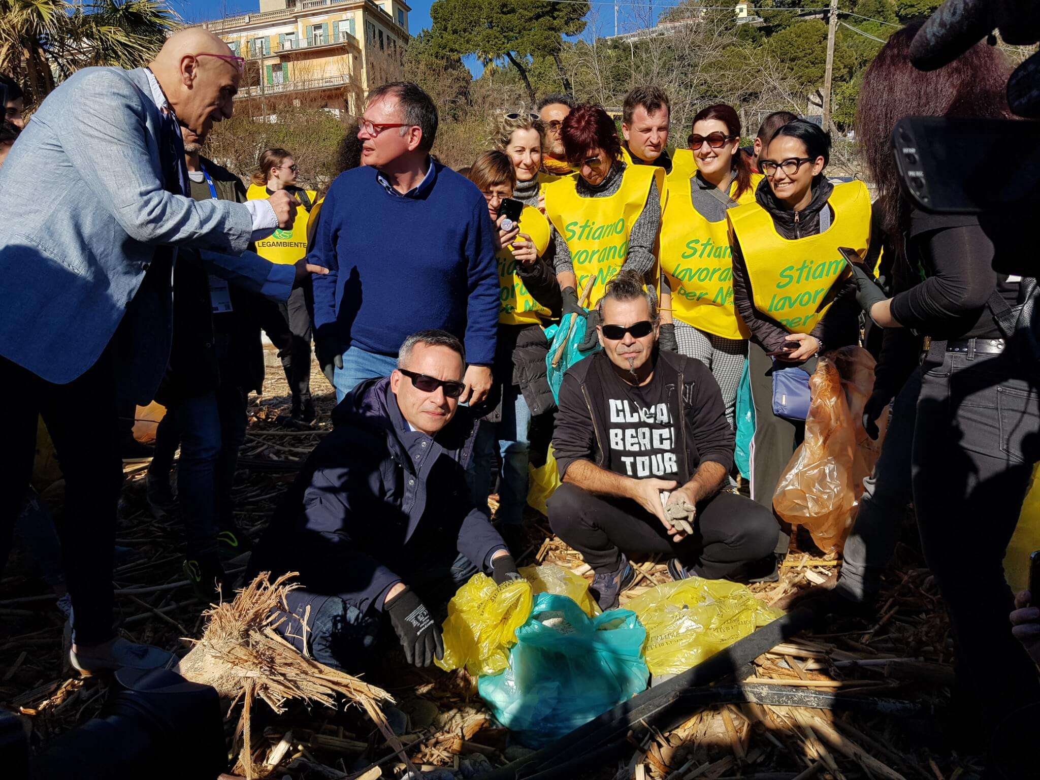 pulizia spiaggia legambiente volontari piero pelù