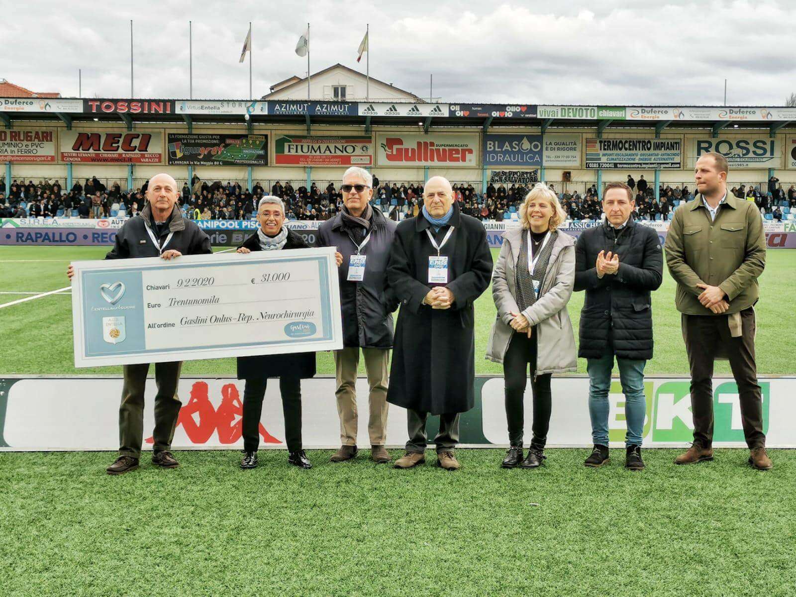 Consegna assegno Entella nel cuore a Gaslini Onlus