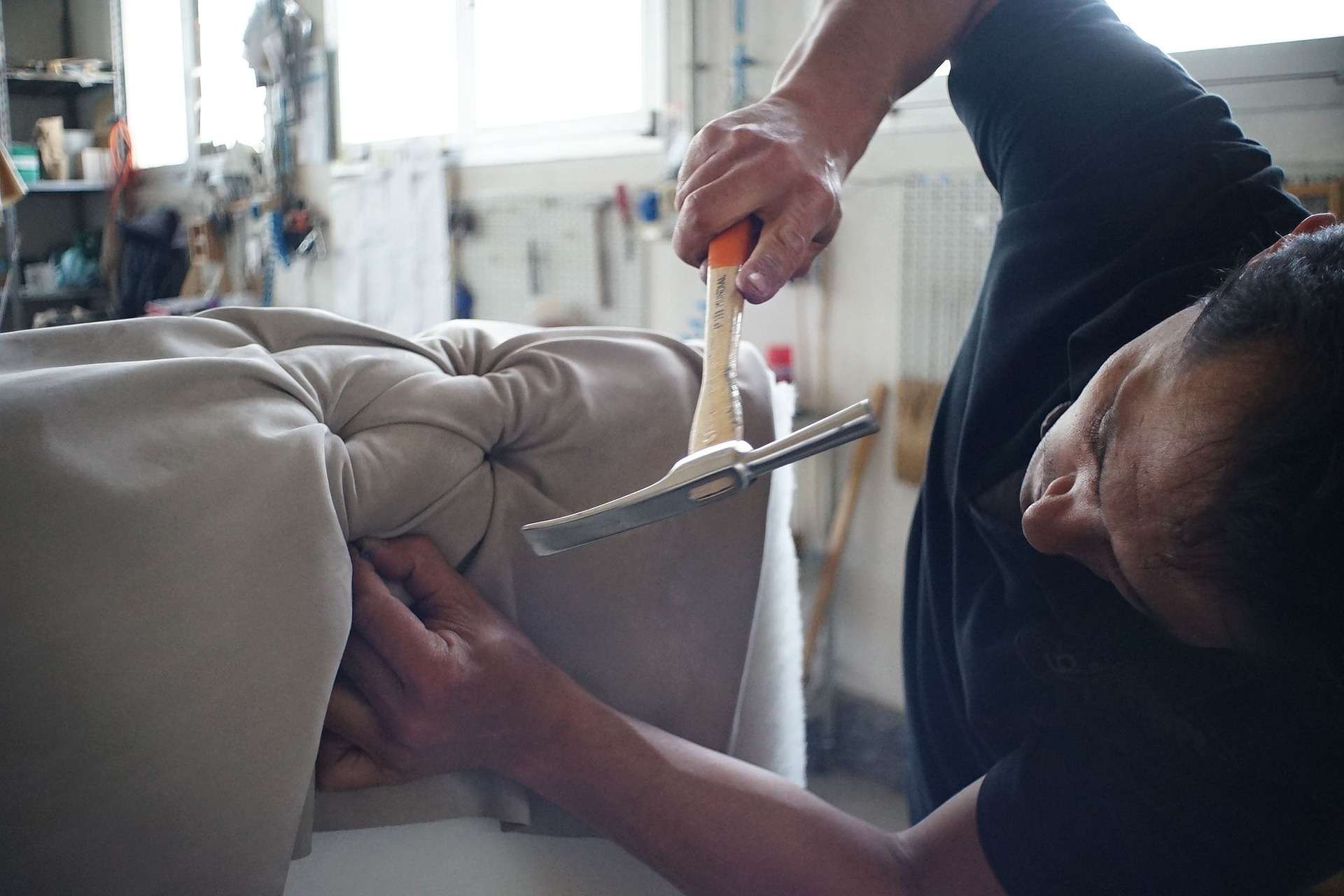 artigiano artigianato pelletteria divano tessile lavoro industria