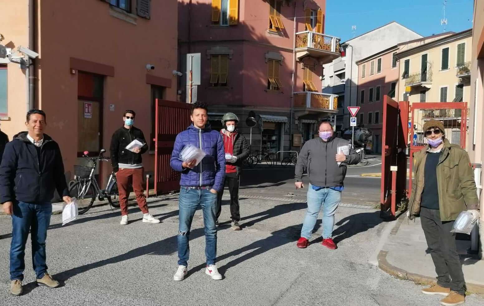 Volontari consegna buoni 1
