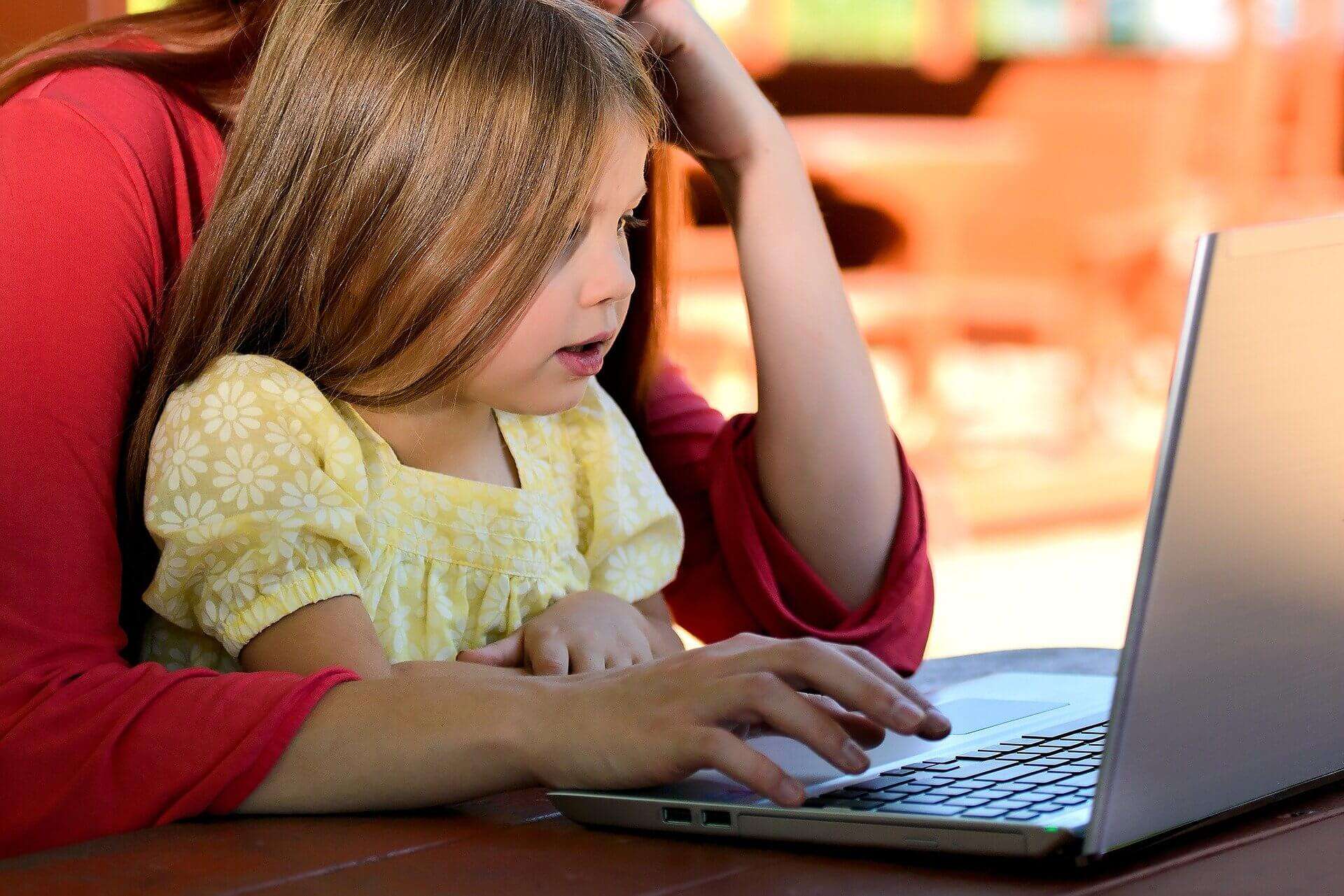 giovani bambino bambina tablet pc computer internet