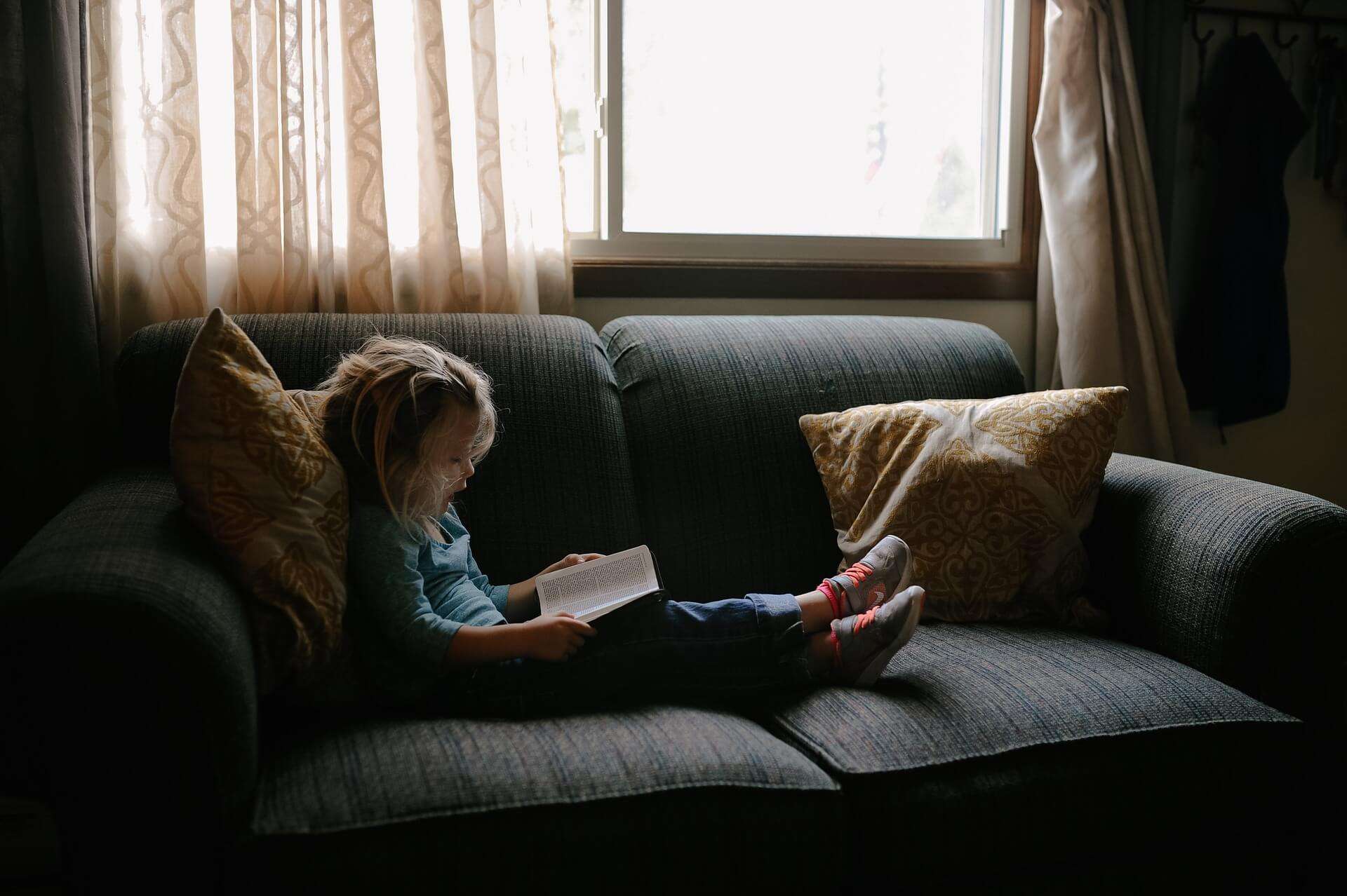bambina bambino giovane lettura libro studiare