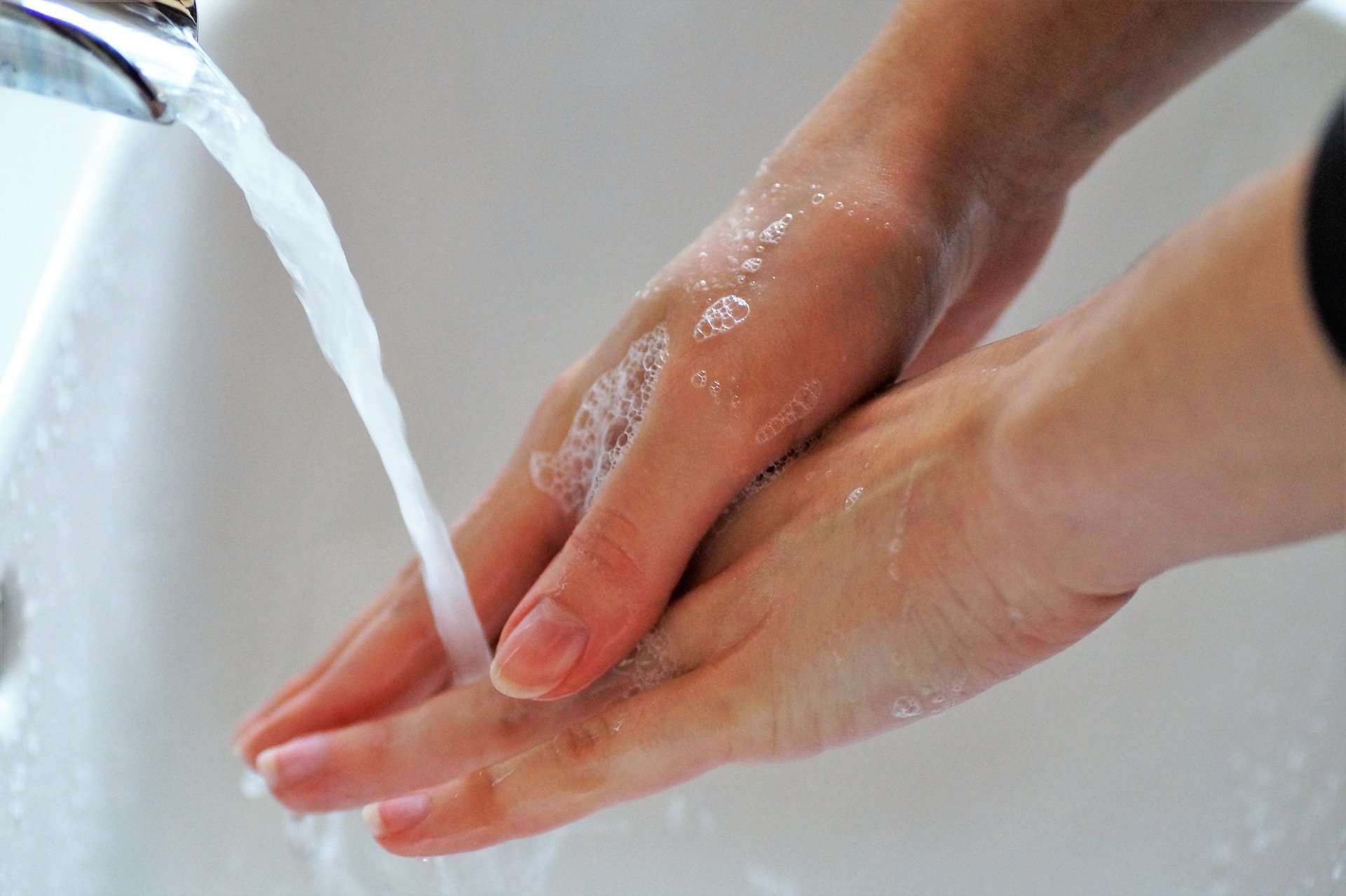 acqua mani lavare sapone coronavirus covid-19