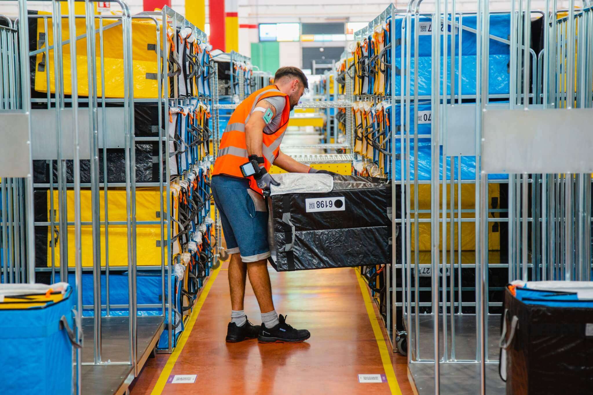 Amazon logistica lavoro spedizioni magazzino