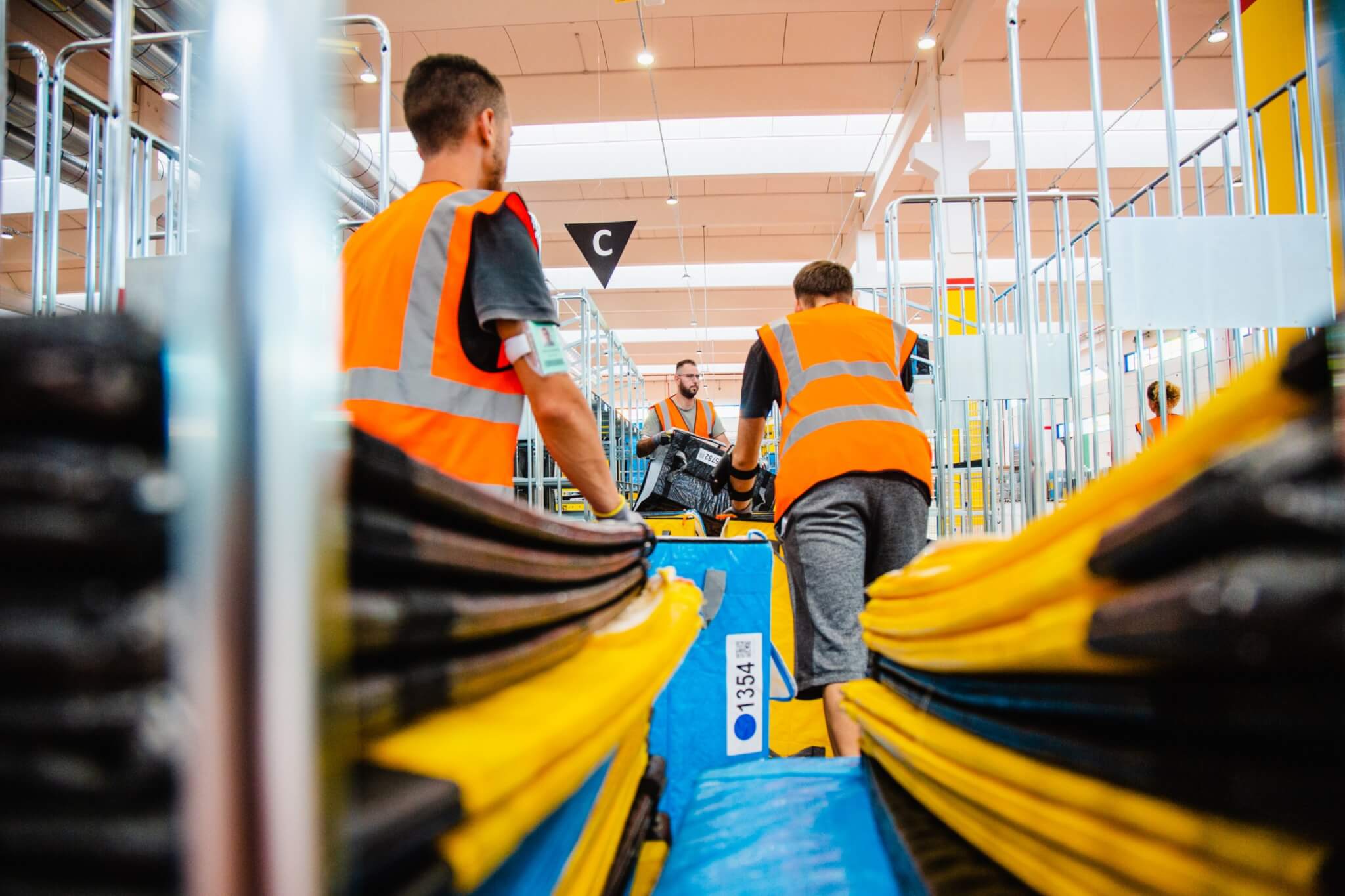 Amazon logistica lavoro spedizioni magazzino