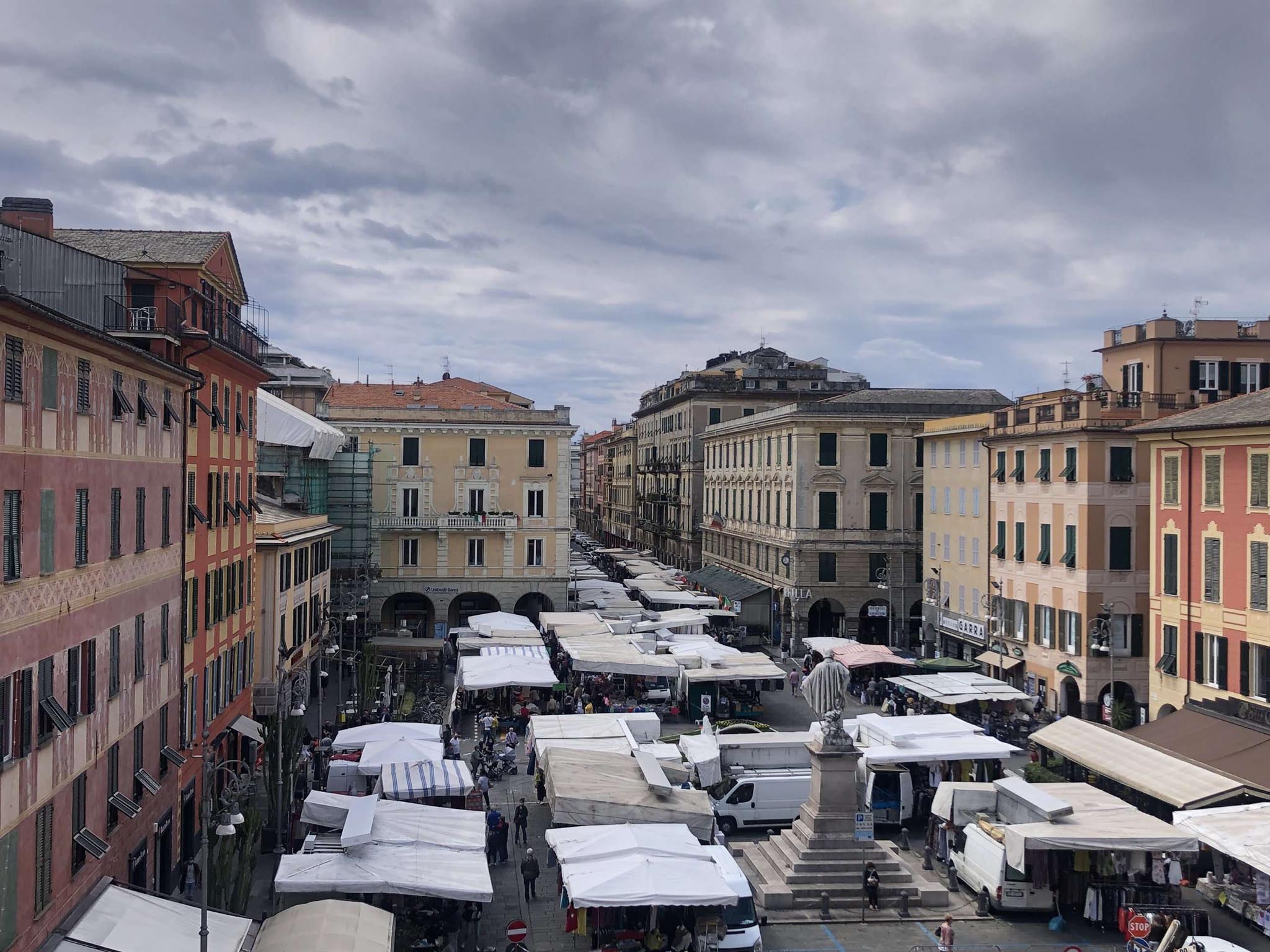 mercato chiavari, bancarelle