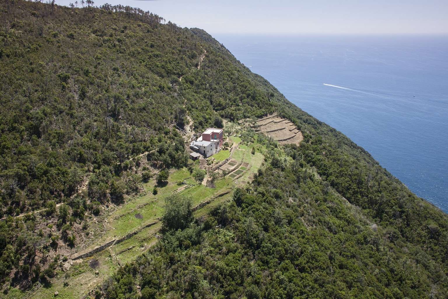 Podere Case Lovara a Punta Mesco SP aerea_Foto Davide Marcesini_2016_(C) FAI – Fondo Ambiente Italiano