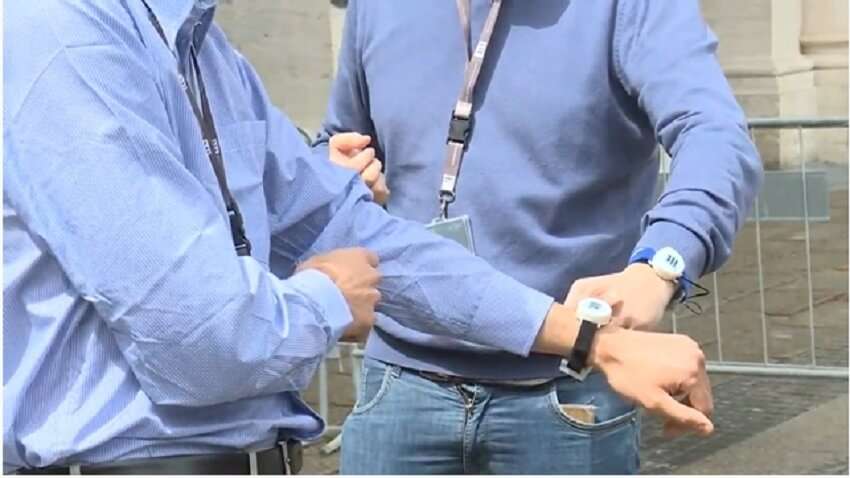 La dimostrazione del funzionamento del bracciale