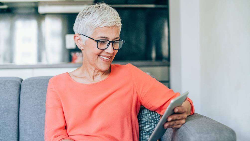 vicini di salute medico paziente over 60 tablet telemedicina