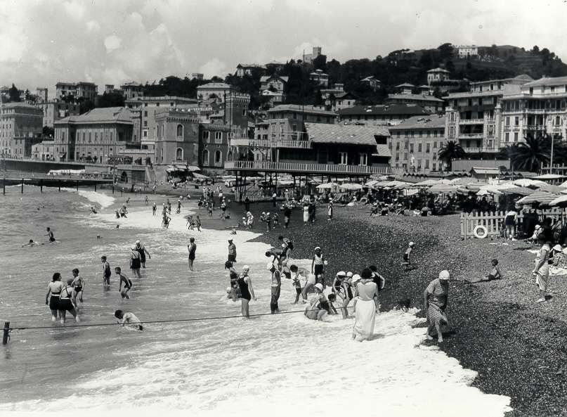 Pegli. Veduta della spiaggia con i bagnanti – anni 30