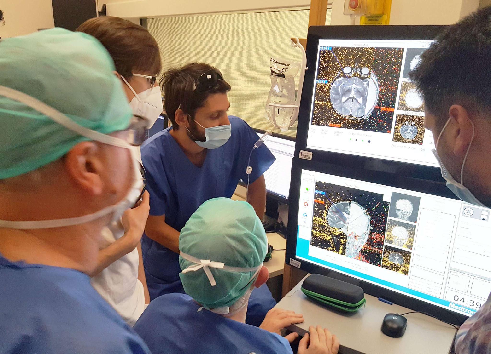 sanitari, medici gaslini equipe durante la termoablazione in RM
