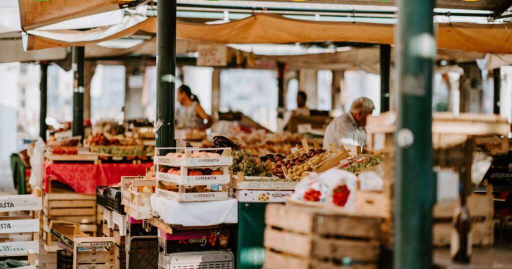 mercato banchi ortofrutta ambulanti