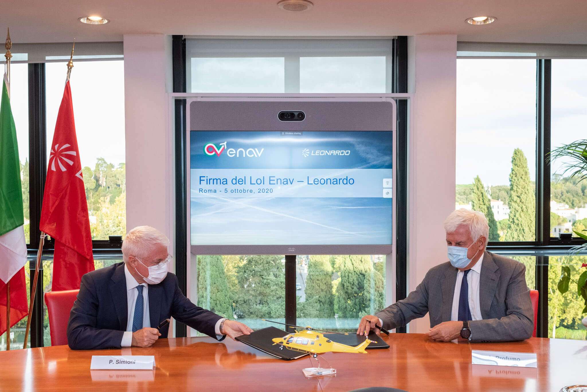 Profumo Leonardo firma enav