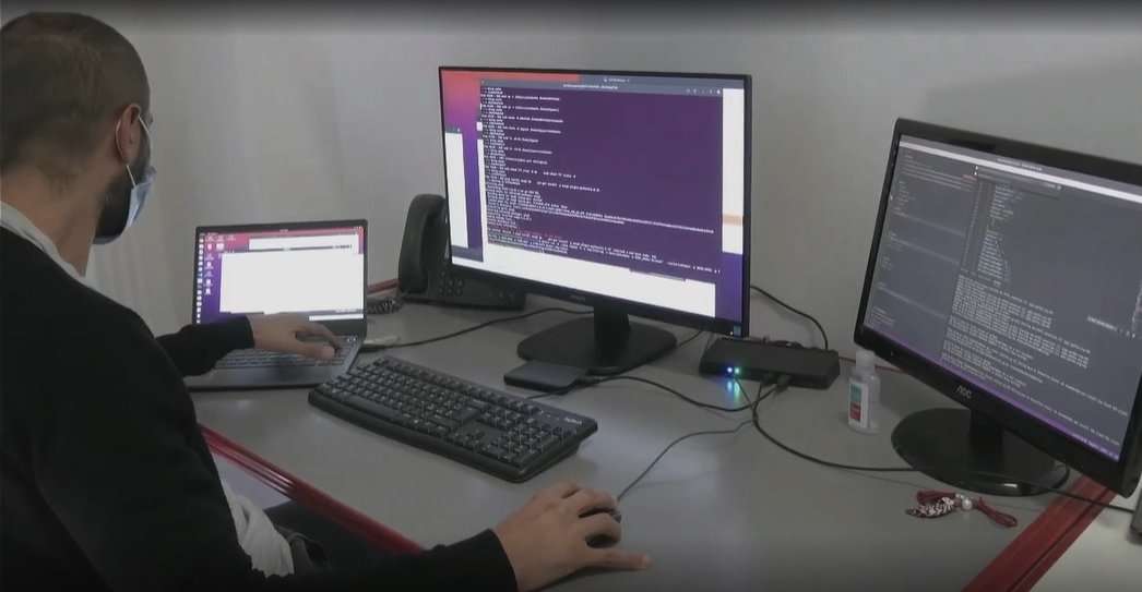 connessione tecnologia rete impiegato computer