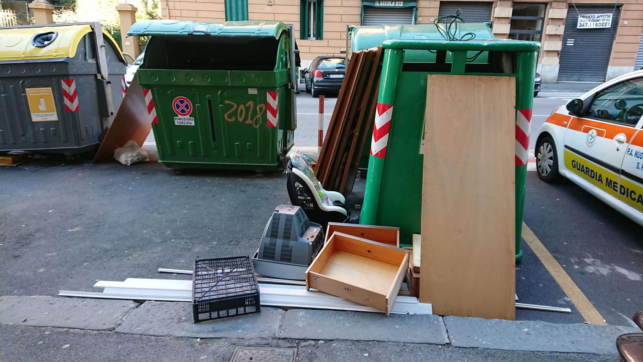 spazzatura raccolta differenziata cassonetti rifiuti ingombranti