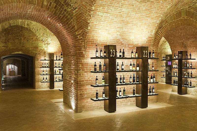 800px-Ente_Vini_-_Enoteca_Italiana_–_Siena,_Tuscany_(5772004018)