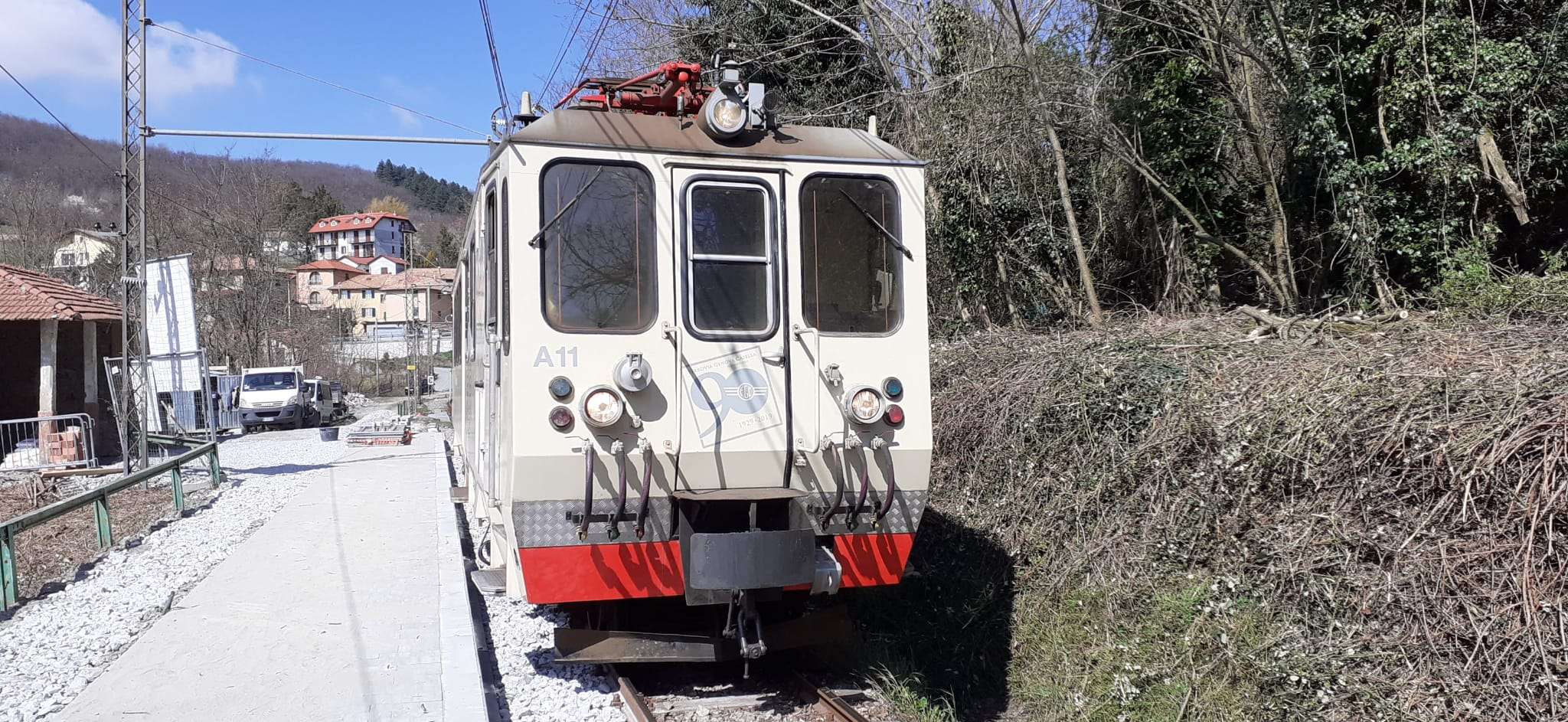Il treno presso la nuova banchina della fermata di Crocetta – a sinistra il cantiere della nuova stazione museo