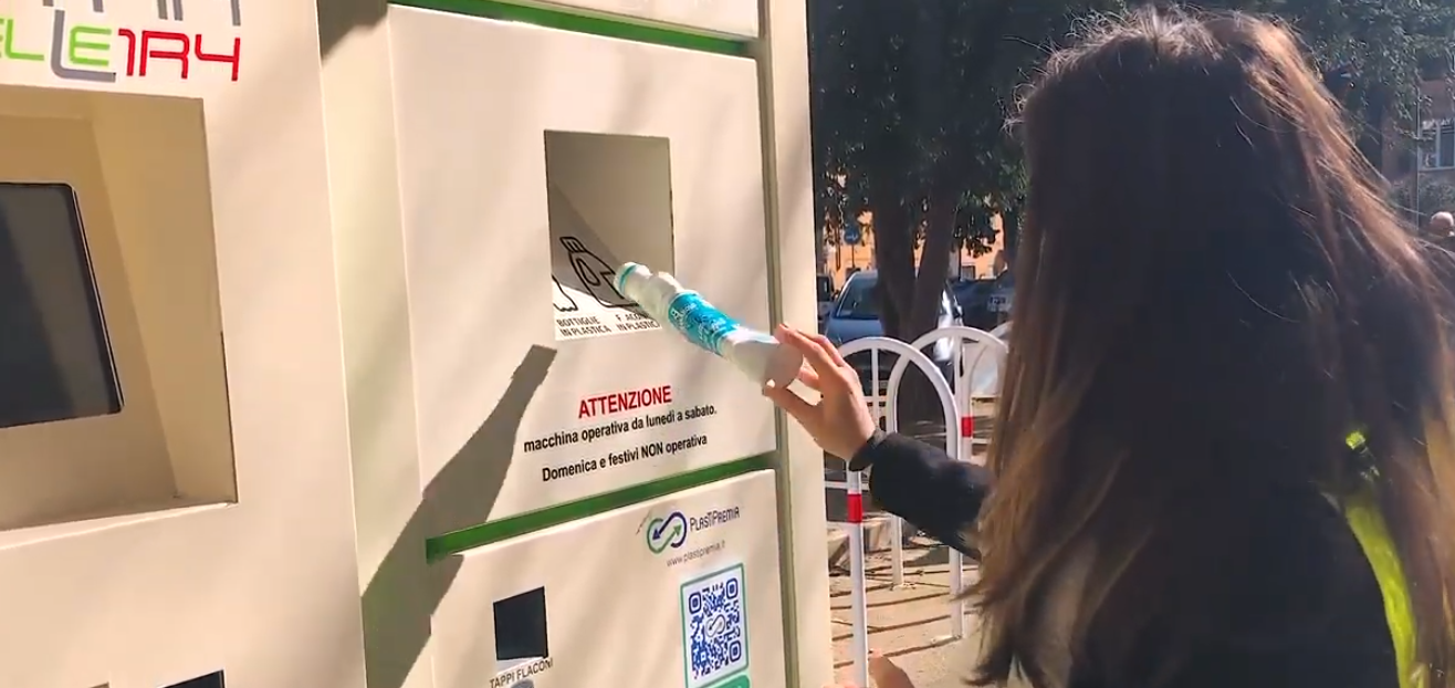 Ecocompattatore mangia plastica