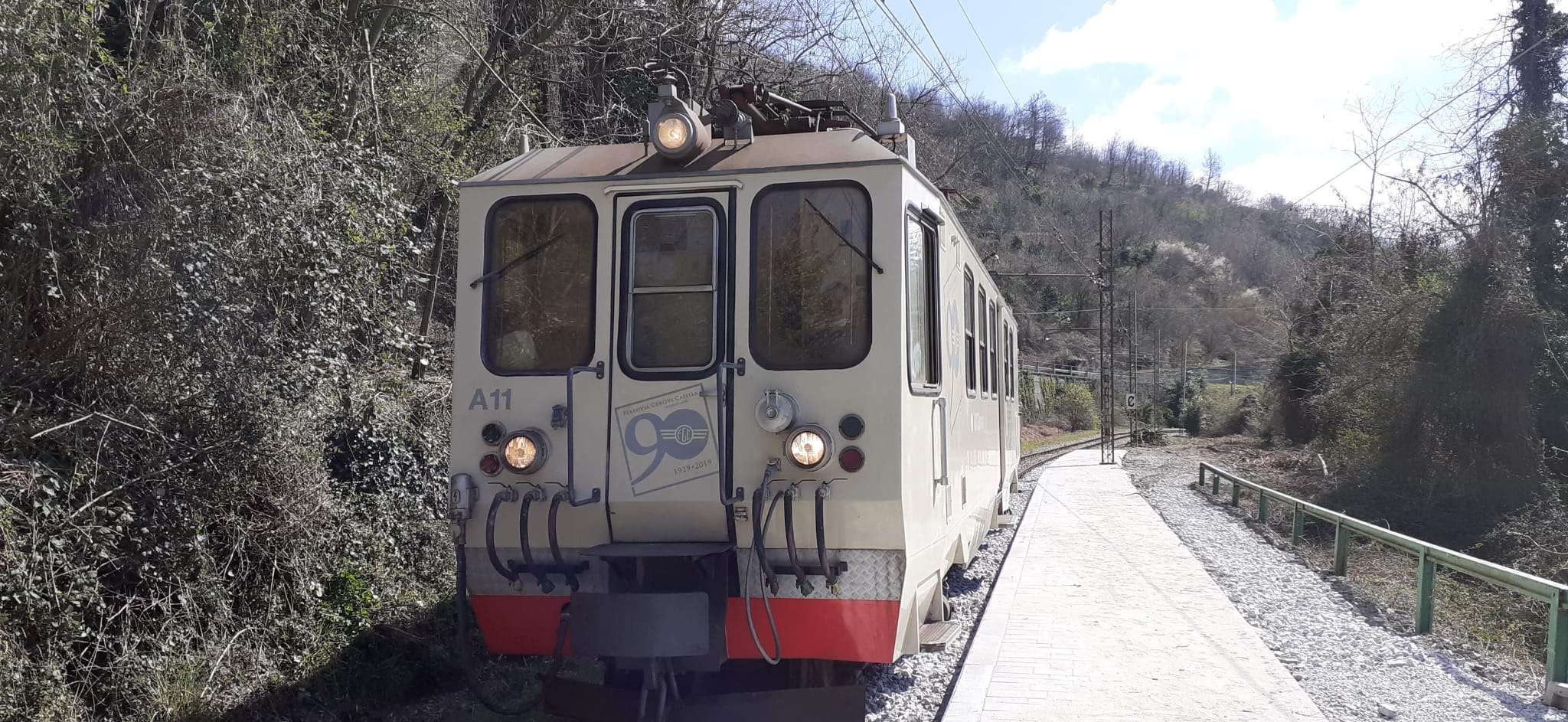 Treno alla banchina della fermata di Crocetta