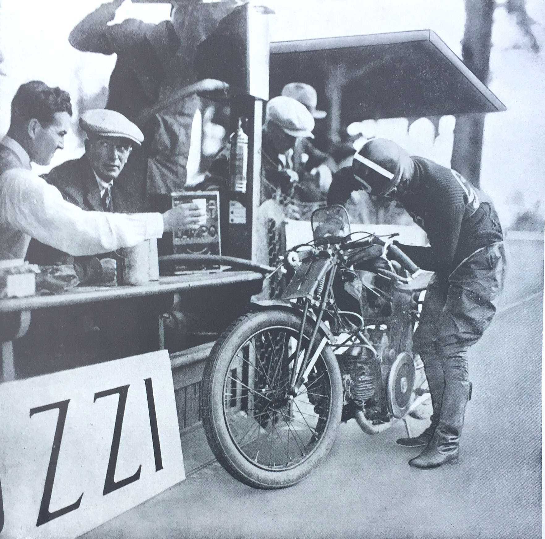 16- Giorgio Parodi e Carlo Guzzi al box (2)