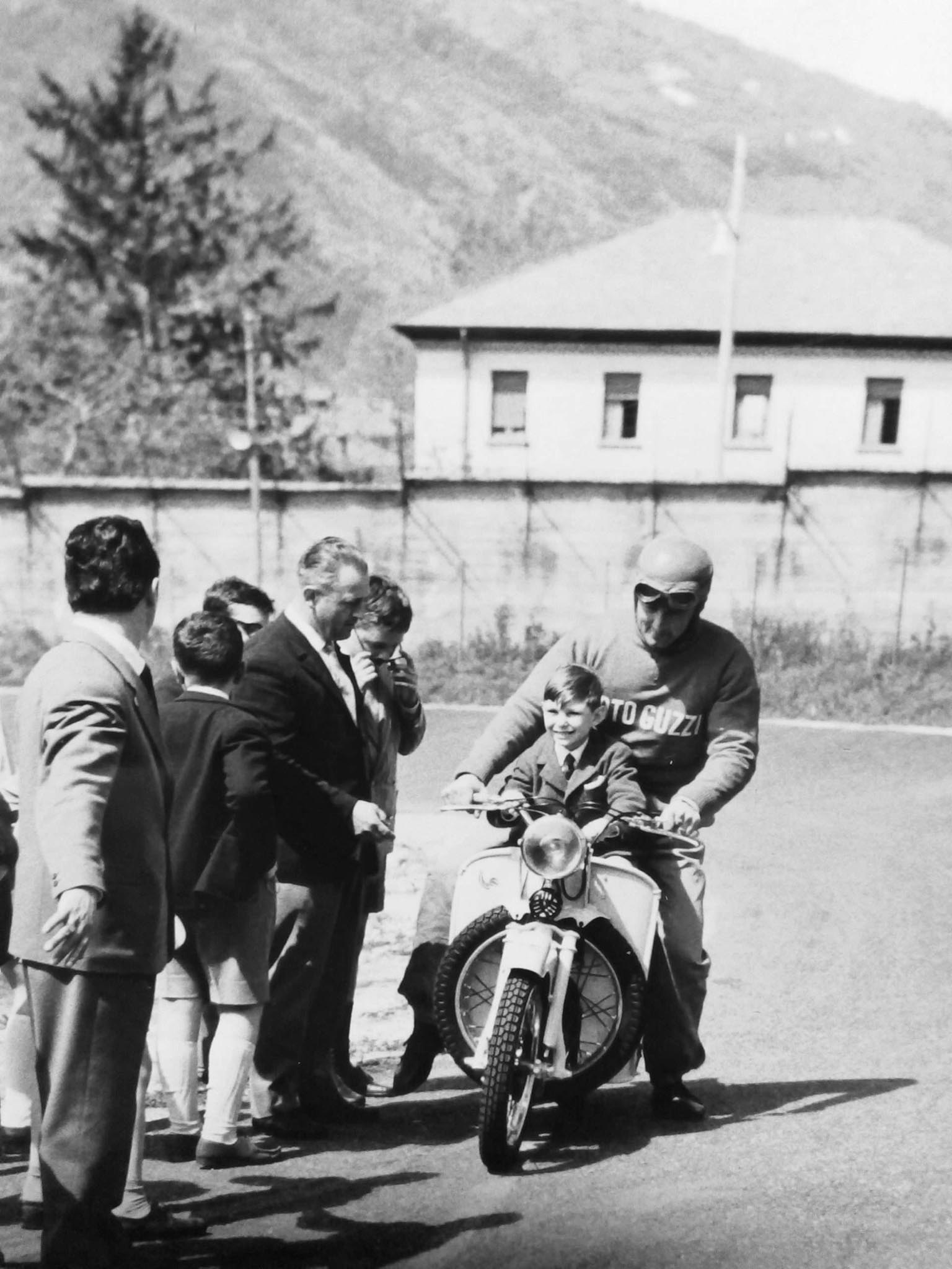 Federico Parodi nel 1957 sul Galletto della Guzzi