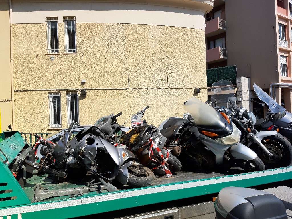 motocicli abbandonati rimossi