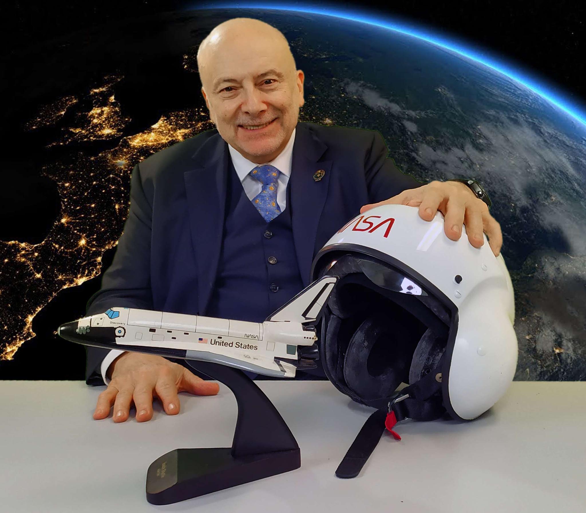 FM suit tavolo modello e casco