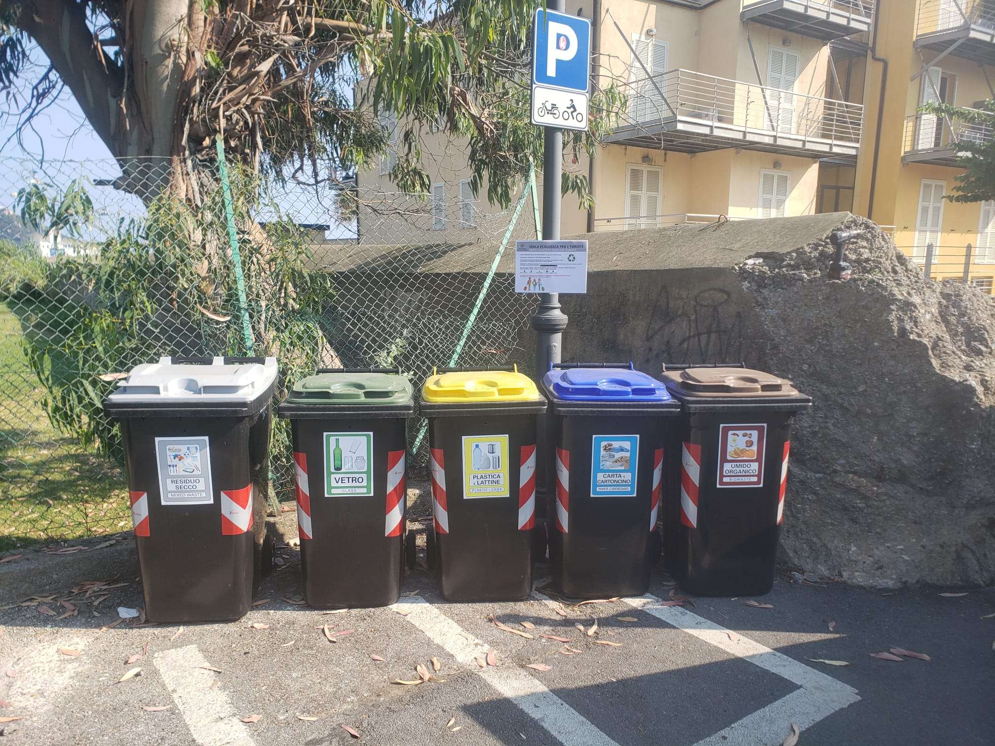 isole ecologiche turisti 2 differenziata