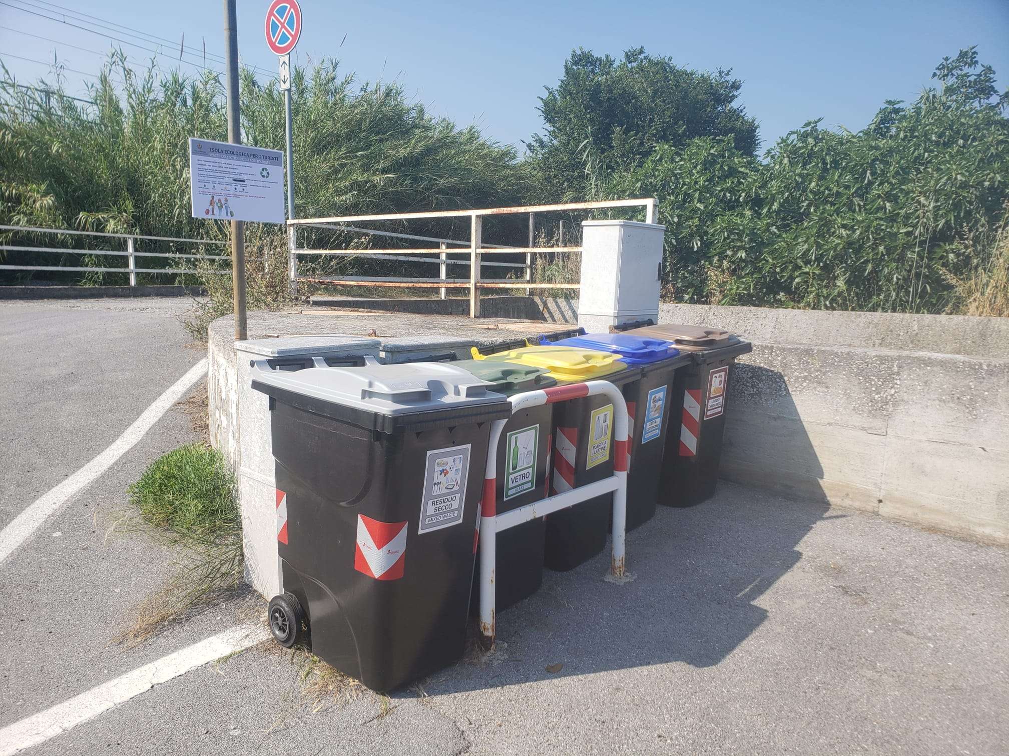 isole ecologiche turisti 3 differenziata