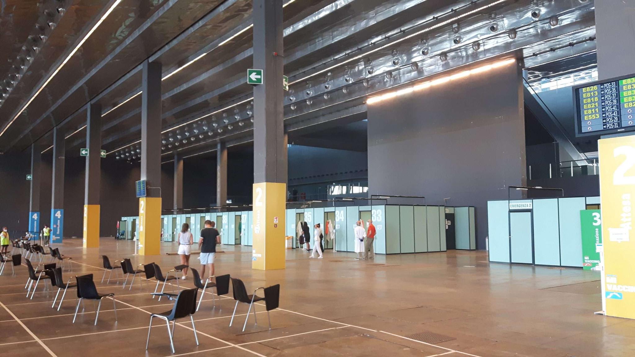 vaccinazioni, vaccini, hub fiera