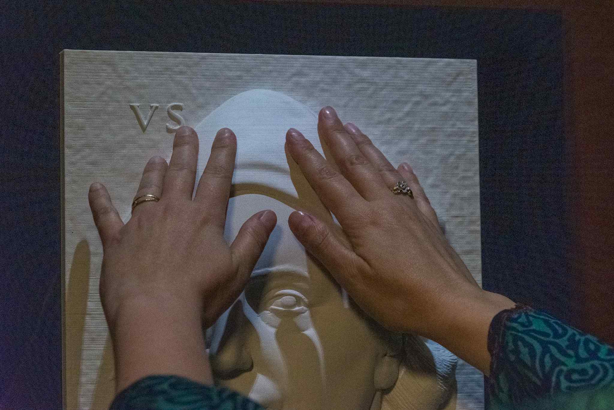 Mappa tattile Cristoforo Colombo dettagli mano