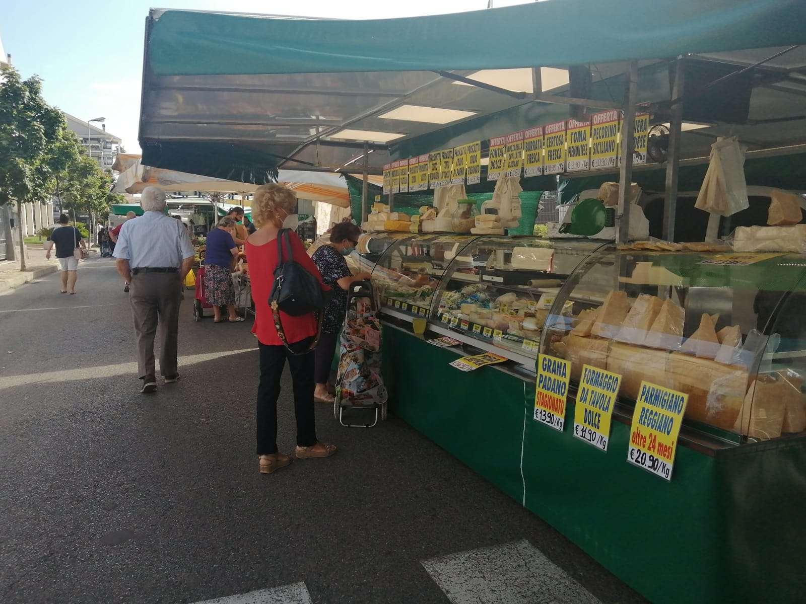 mercato ambulanti bancarelle commercio