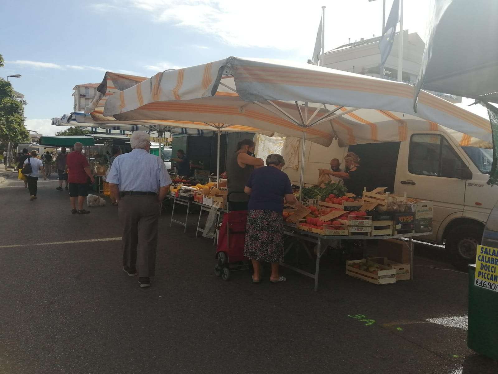 mercato ambulanti bancarelle commercio