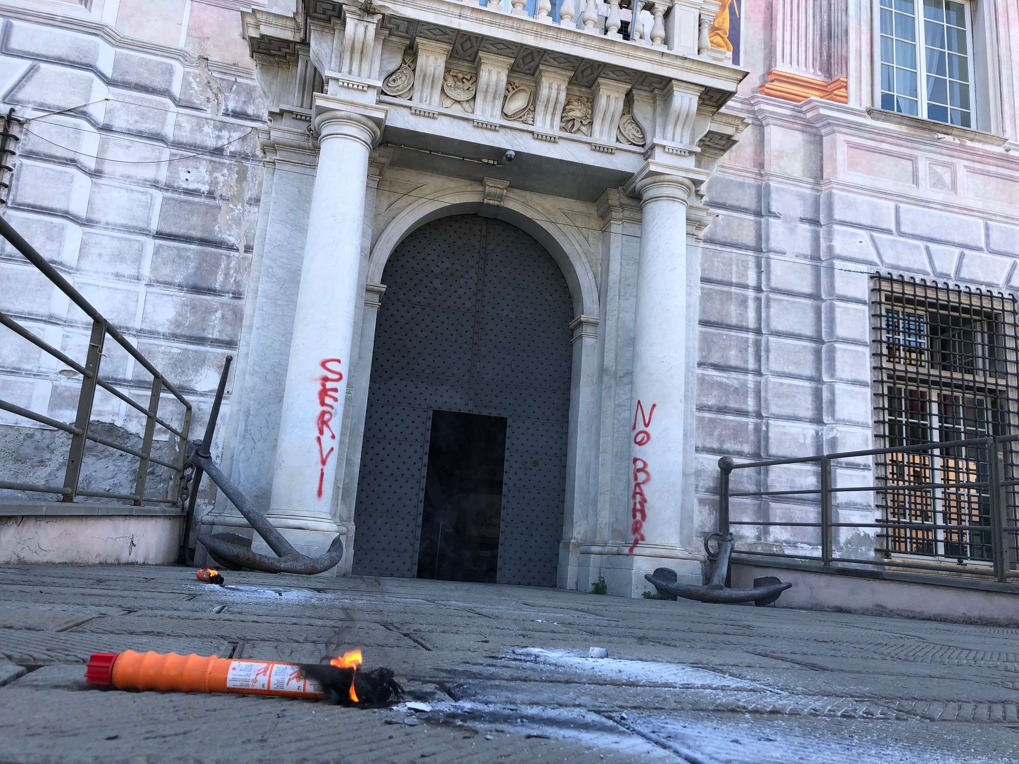 palazzo san giorgio imbrattato