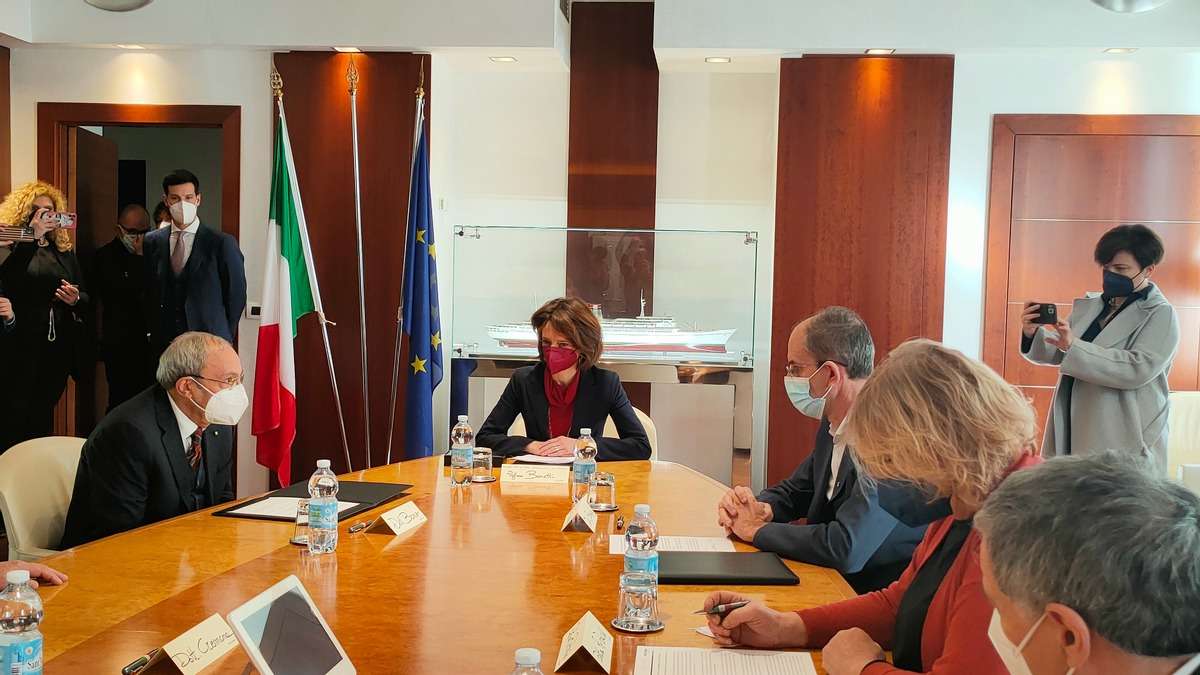 Firma accordo Fincantieri asilo aziendale