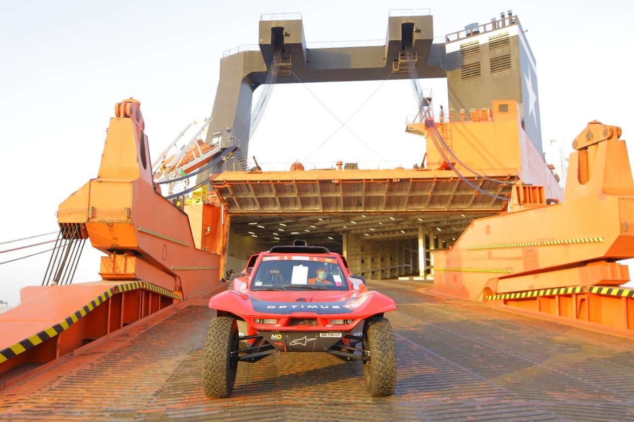 Sbarco a Jeddah di un mezzo della Dakar 2022