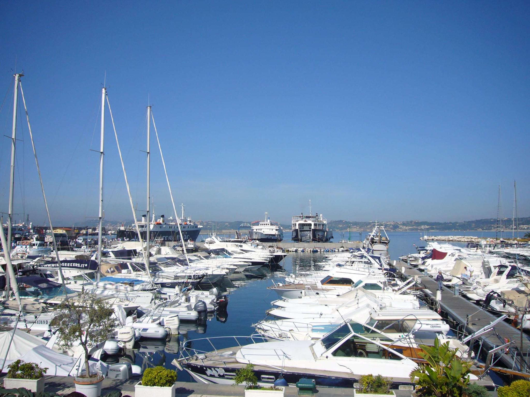 Pozzuoli_porto_turistico_1070991