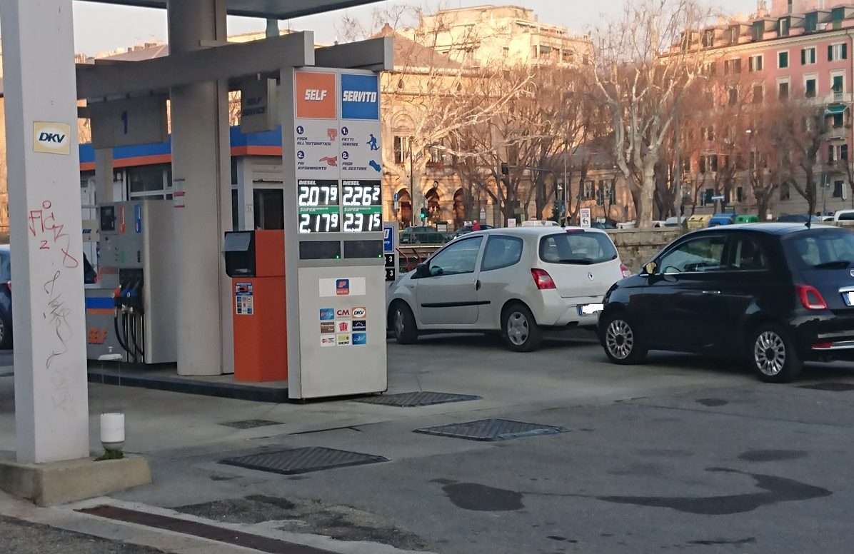 prezzi rincari benzina diesel