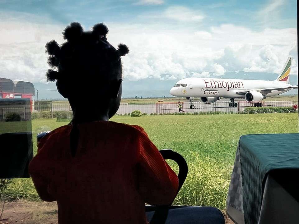 Flying Angels – bimba in aeroporto