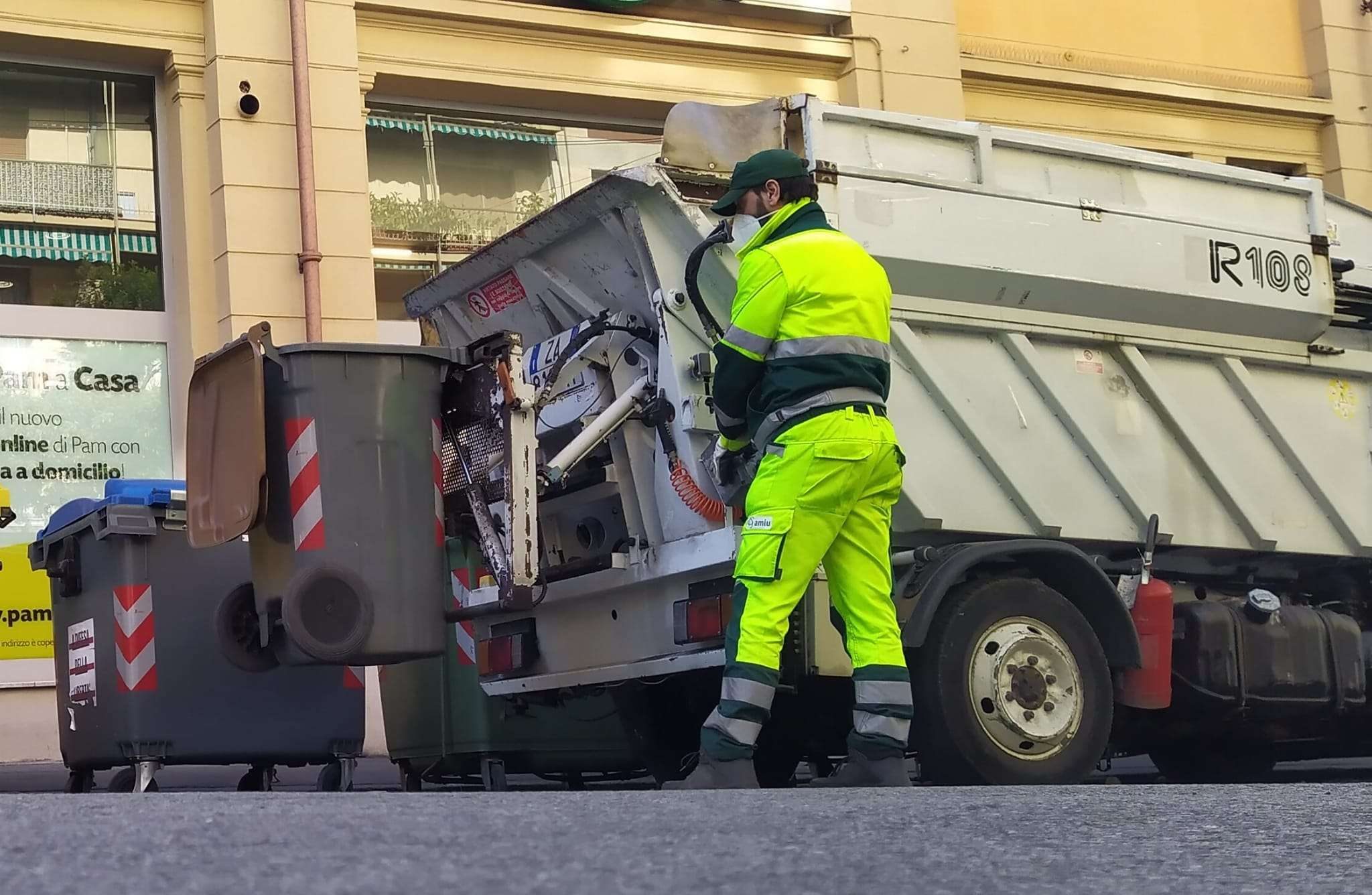 Mezzo AMIU raccolta differenziata organico