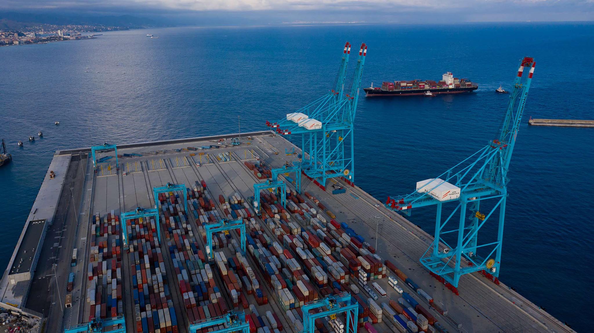 Piazzale Container Terminal Vado Gateway con nuova griglia di scambio in testa alla banchina