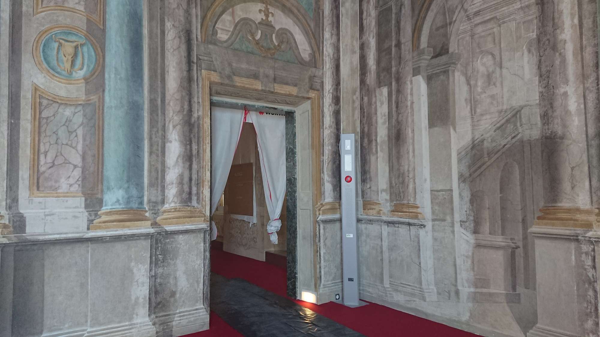 totem palazzo rosso