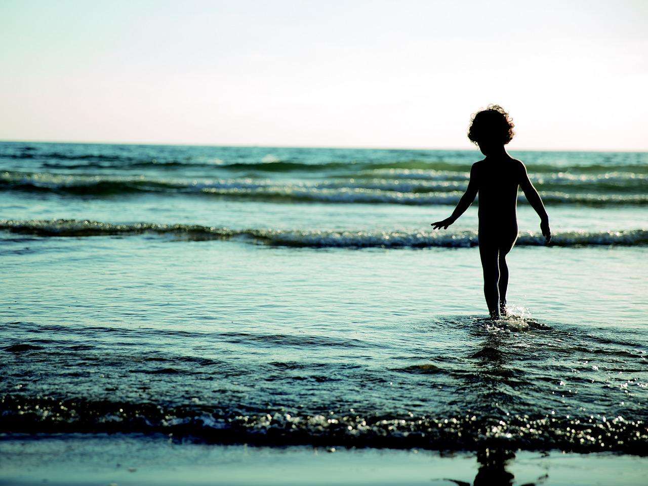 bambino mare infanzia