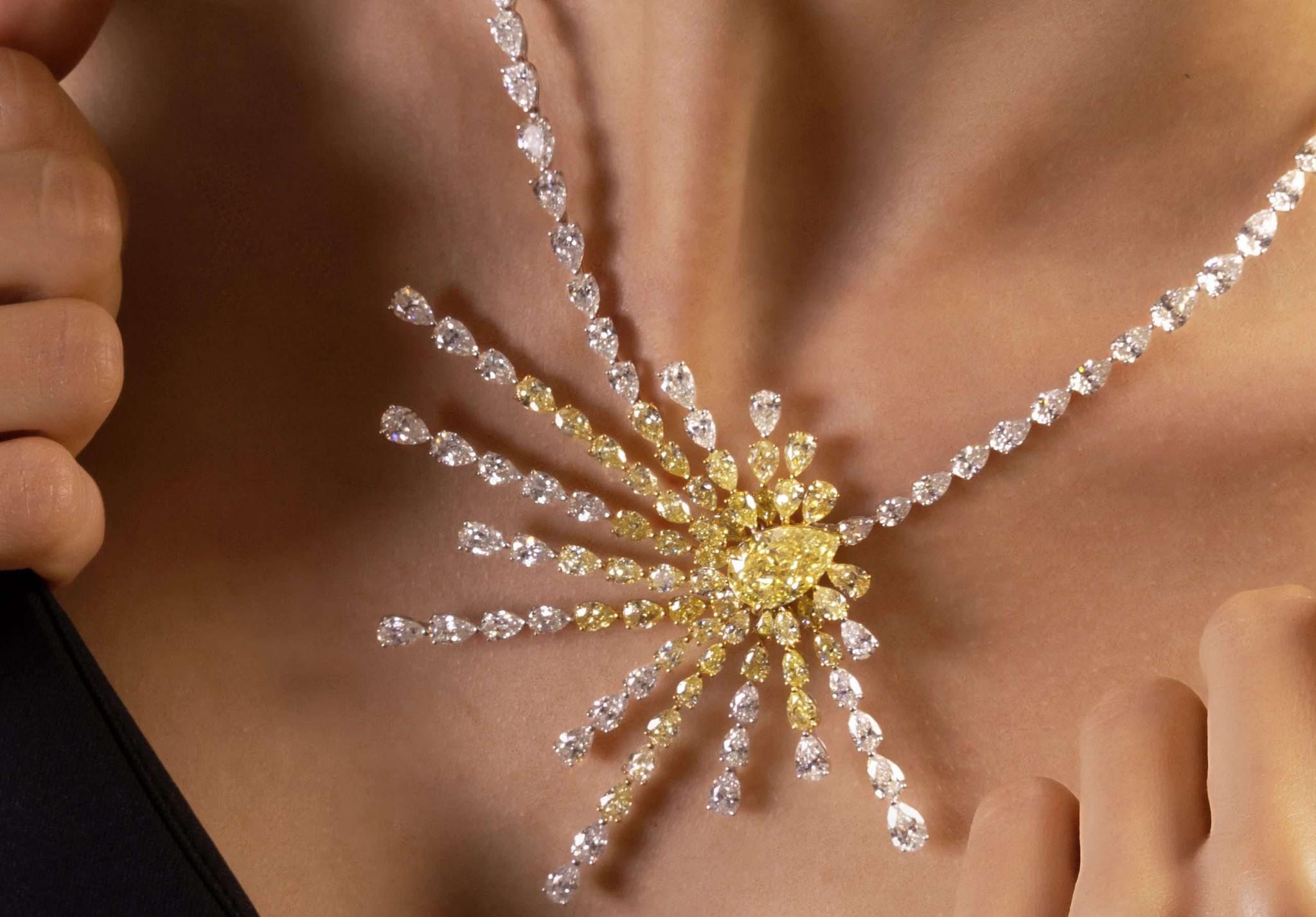 gismondi1754_raggio_di_sole_necklace_worn_01_ph_erdnacreative