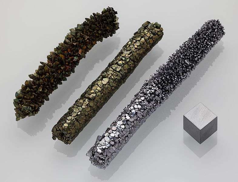 Vanadium_crystal_bar_and_1cm3_cube