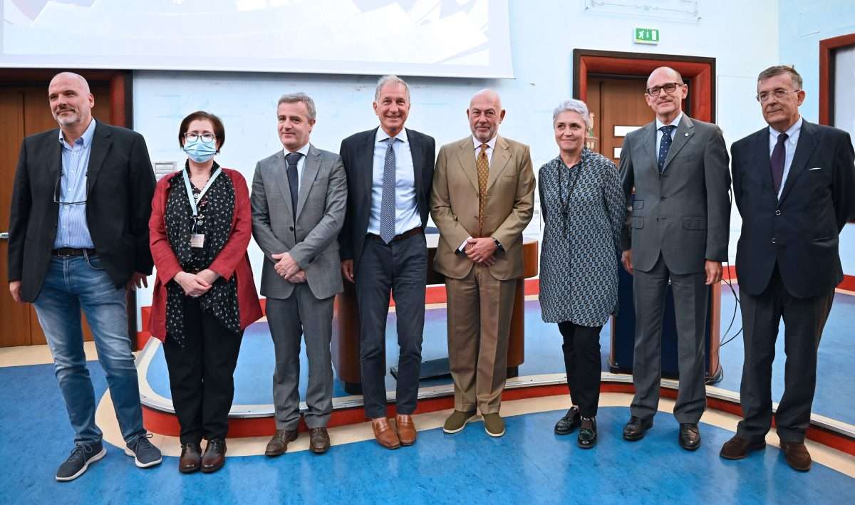 Foto gruppo cerimonia donazione