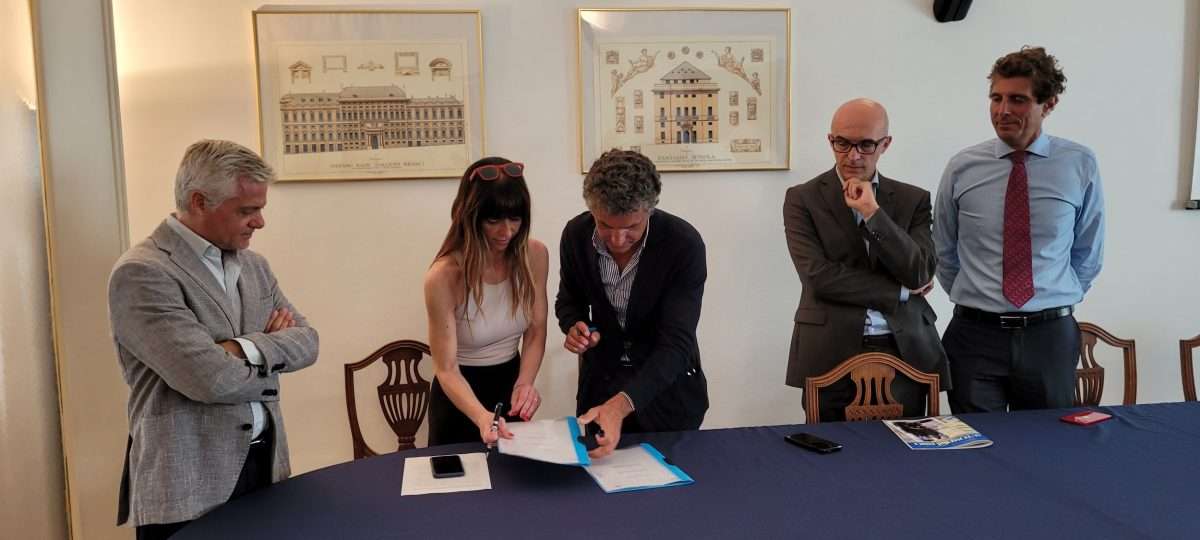 Da sinistra Raffaele Ferriello direttore ACI Genova, Ilaria Gavuglio presidente AMT, Carlo Bagnasco presidente ACI Genova, l’assessore comunale Matteo Campora, Alberto Campanella vicepresidente ACI Genova