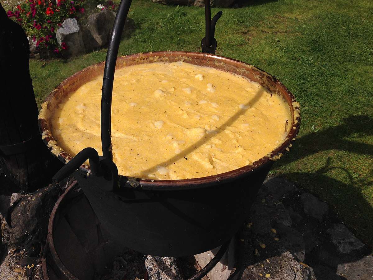 1200px-Polenta_in_Paiolo