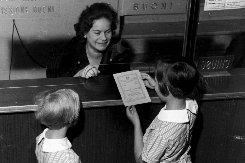 1960 Un’impiegata mostra un Libretto di Risparmio Postale poste italiane