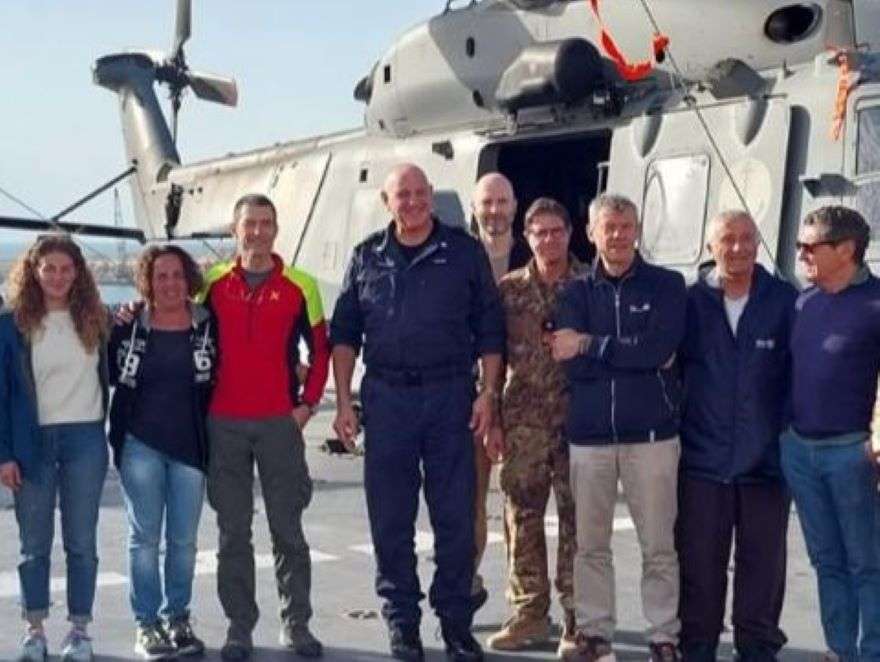 Equipe Gaslini con Ammiraglio Cesare Fanton su Nave Vulcano